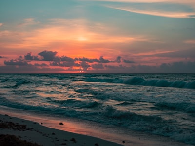 蓝天下的海浪